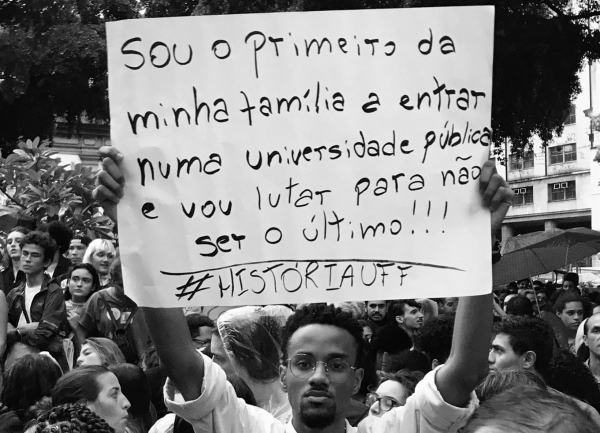 O Brasil por trás do cartaz de uma manifestação