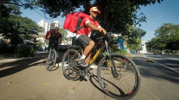 Dormir na rua e pedalar 12 horas por dia: a rotina dos entregadores de aplicativos