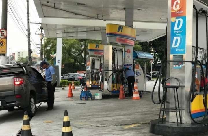 Proposta para baratear combustível tira R$ 90 bi de setores como saúde e educação