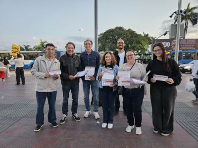 Presidente do SEEF participa de ação de distribuição de jornal da CUT-SC em Florianópolis