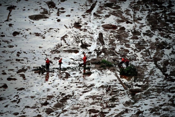 Bombeiros buscam vítimas soterradas nos rejeitos em Brumadinho (MG). Foto: Antonio Lacerda/EFE