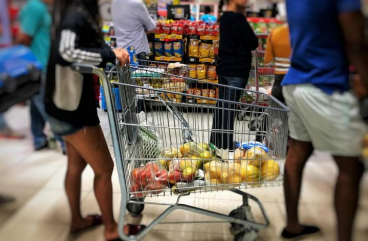 Preços dos alimentos e bebidas aumentaram quatro vezes mais em julho, diz IBGE