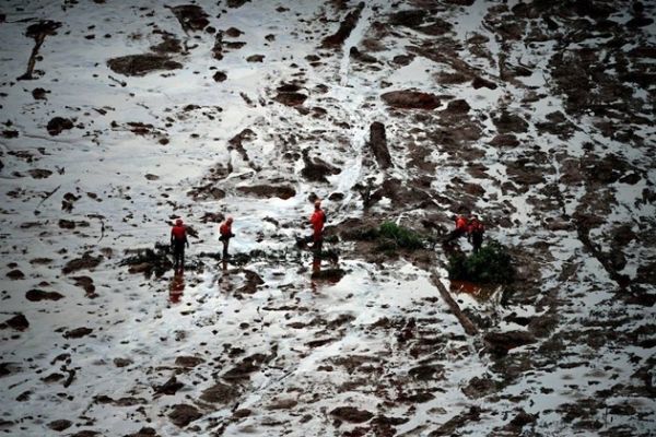 Bombeiros buscam vítimas soterradas nos rejeitos em Brumadinho (MG). Foto: Antonio Lacerda/EFE