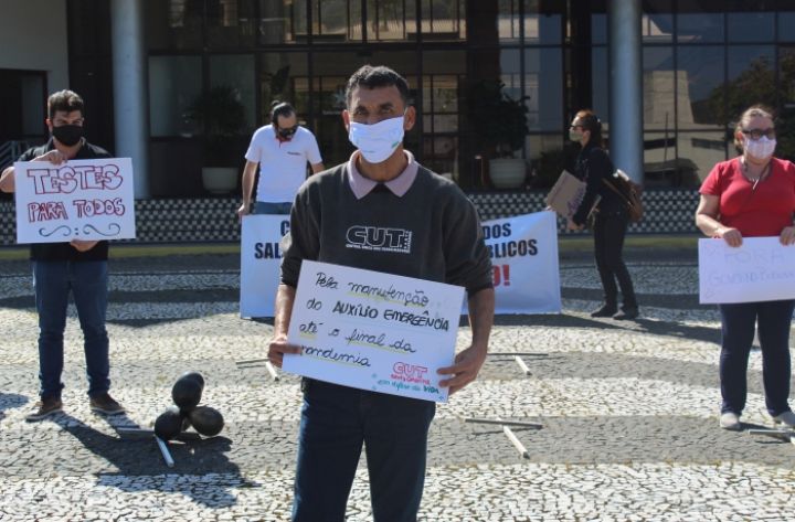 Ato em Florianópolis protesta contra 100 mil mortes no país e 100 mil casos em SC