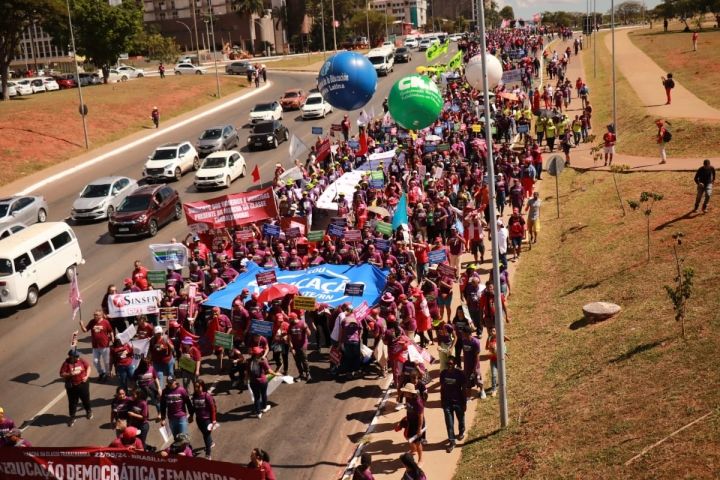 Milhares de pessoas se manifestam em prol da pauta da classe trabalhadora no DF